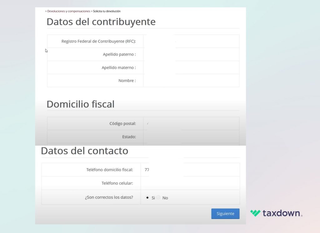 Formulario del portal del SAT para solicitar devolución, donde se muestran las secciones para capturar los datos del contribuyente, domicilio fiscal y datos de contacto. Incluye campos como RFC, nombre, código postal, estado, teléfono y un botón azul en la parte inferior derecha que dice 'Siguiente'.